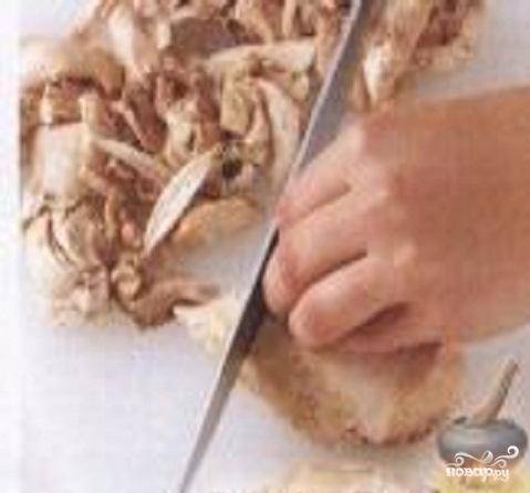 3.	Сваренную курицу освободить от костей и кожицы. Мясо нарезать мелкими кусочками.