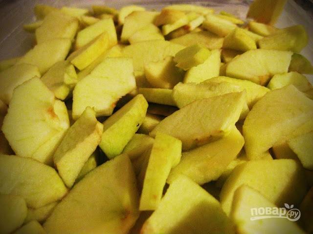 2. Жаропрочную форму смажьте как следует сливочным маслом. Выложите яблоки ровным слоем. 
