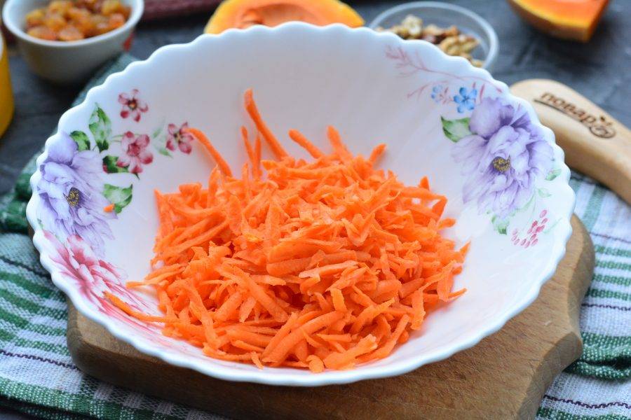 Натрите почищенную морковку на крупной терке и сложите в миску.