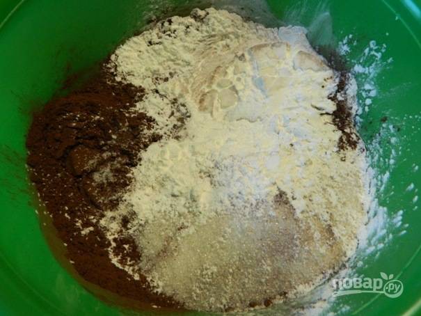 2. Затем в отдельной миске (кастрюле) смешиваем все сухие ингредиенты для крема: крахмал, какао, сахар (120 грамм), соль.