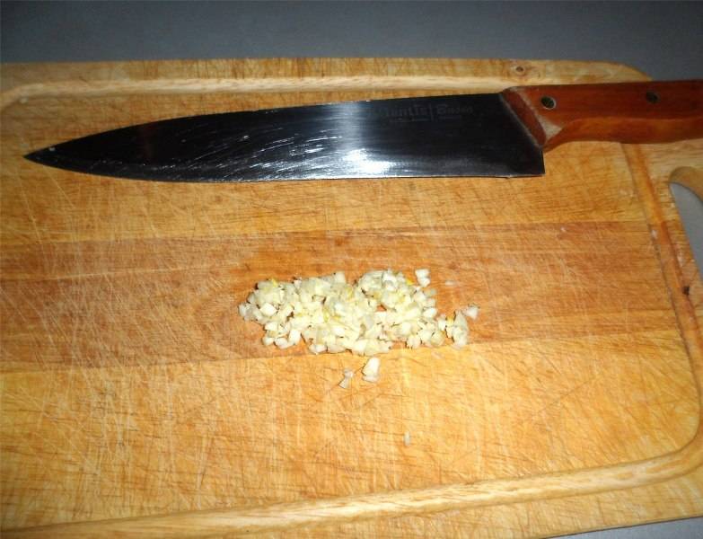 Чеснок чистим и измельчаем.