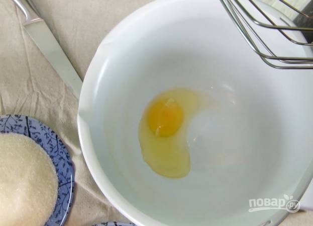 1. Взбиваем яйцо с сахаром.