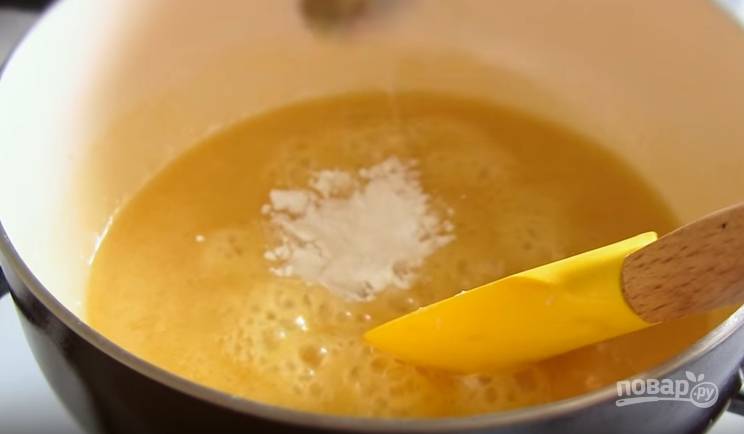 2. Растопите 50 грамм сливочного масла, добавьте мед и соду. Масса сильно увеличится в объеме, продолжайте ее помешивать, пока она не станет карамельного цвета. 