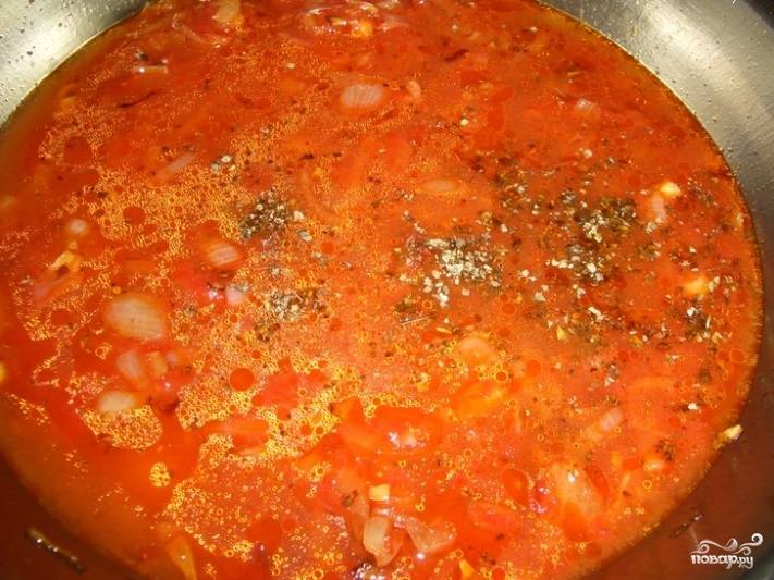 3.	Готовим соус: нарезаем лук, обжариваем его на сковороде, добавляем томатную пасту, специи и соль, а также 1,5 стакана воды. Накрываем крышкой, тушим 5 минут. 
