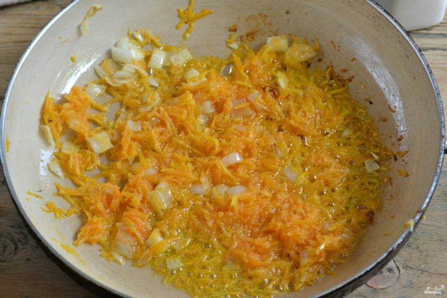 Лук порежьте как можно мельче, морковь натрите на мелкой терке. Обжарьте овощи в небольшом количестве подсолнечного масла. 