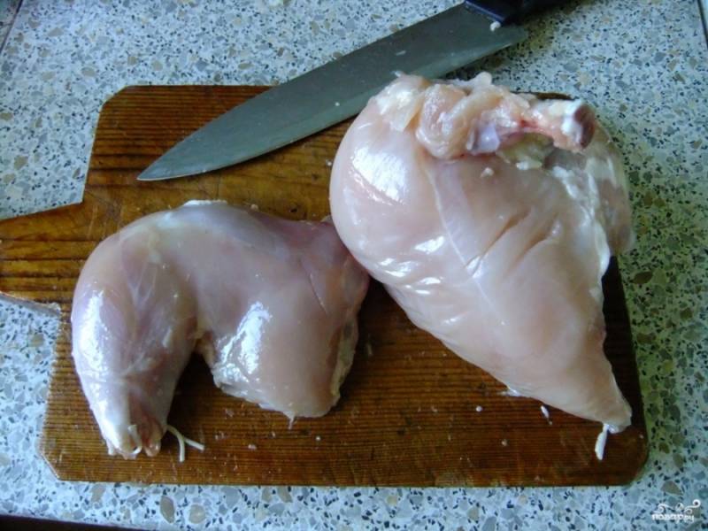 Курицу для супа разделайте, снимите кожуру и обрежьте излишний жир.
Отправьте курицу вариться: дайте ей прокипеть 10 минут, потом слейте первый бульон. Снова отправьте вариться, дайте еще раз прокипеть 10 минут.