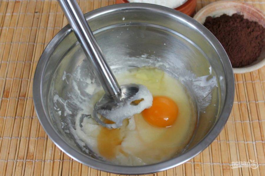 Добавляем яйцо, ванильную настойку и все перемешиваем блендером.