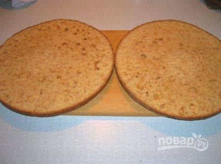 Остывший медовый бисквит разрезаем на 2 или 3 части.