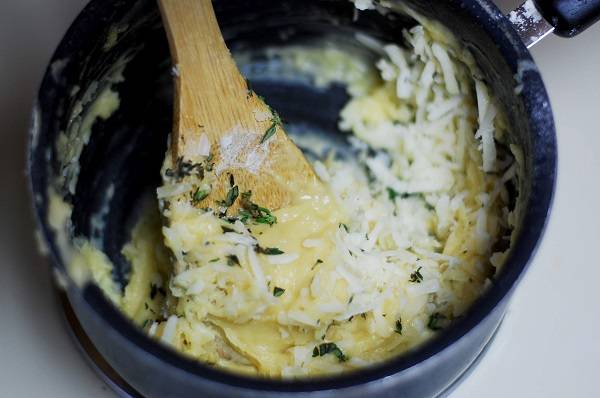 5. Добавьте тертый сыр и тимьян, перемешайте до однородности. Вот и все: заварное тесто с сыром в домашних условиях готово к выпечке. 