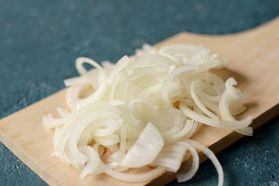 Лук нарежьте полукольцами.