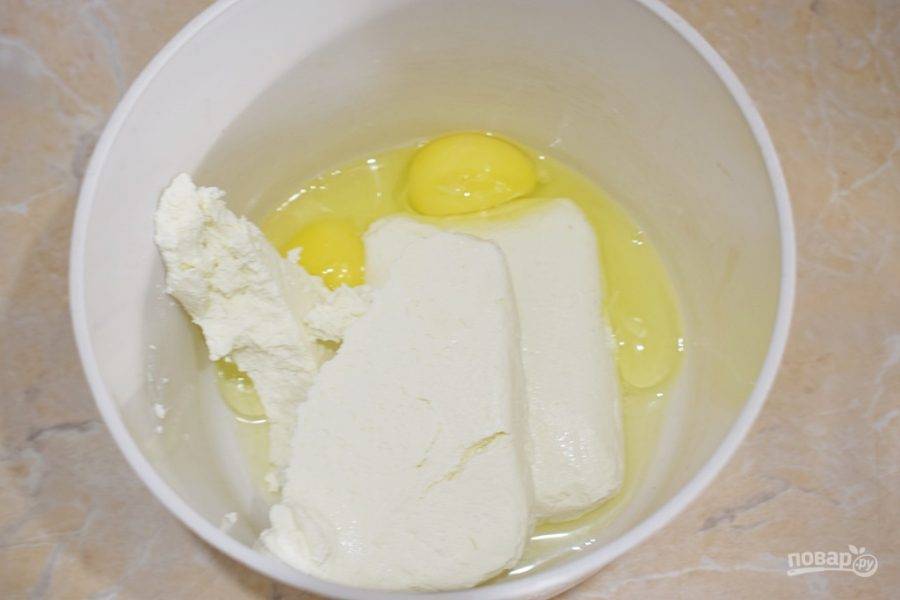 В чаше для приготовления теста соедините творог и яйца. Немного смешайте их с помощью миксера.
