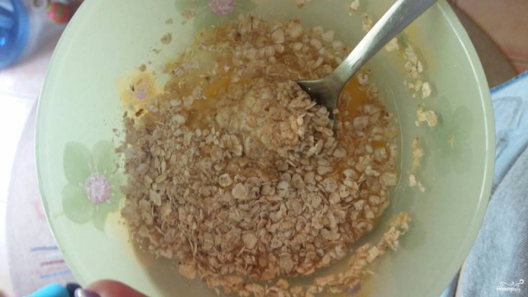 Для начала вбейте яйца в миску. По вкусу посолите и поперчите их. Теперь необходимо решить, будете ли вы измельчать овсяные хлопья в кофемолке. Это сделает ваш овсяноблин нежнее и мягче. Но я больше люблю текстуру с целыми овсяными хлопьями, поэтому просто добавляю их к яйцам.