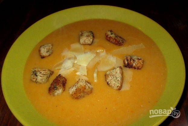 Подавайте суп с сухариками и натёртым сыром. Приятного аппетита!
