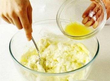 Масло взбить с сахаром, добавить творог, ваниль, лимонный сок и цедру. Масса должна быть однородной.