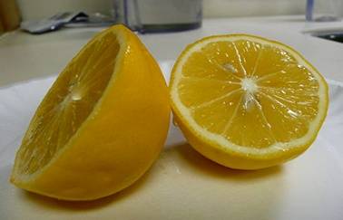 2. Пока измельчается печень, выжимаем сок лимона и отправляем его к массе.