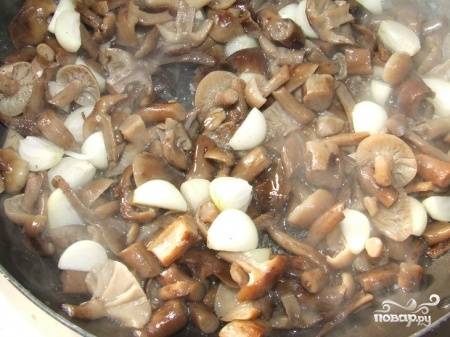 В сковороде разогрейте оливковое масло и немного прожарьте чеснок. Затем добавьте зелень петрушки и грибы, посолите по вкусу и жарьте 20 минут, помешивая.