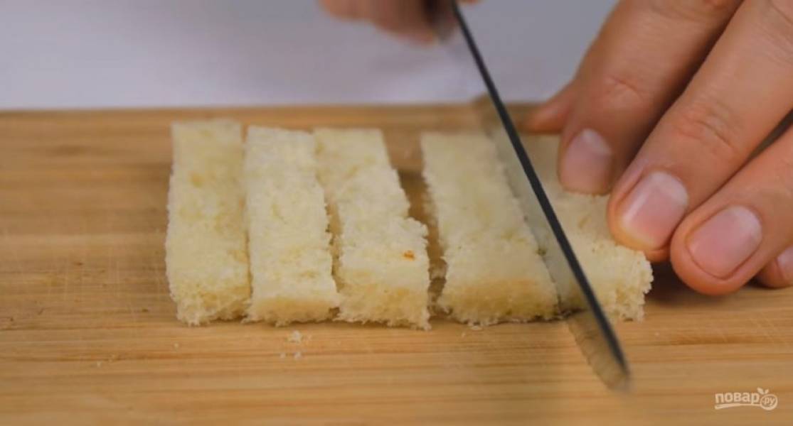 1. Смешайте молотый сушеный чеснок, сладкую паприку и соль. Тостерный хлеб очистите от корок и нарежьте кубиками. Перемешайте со специями, добавьте оливковое масло и тщательно перемешайте. 