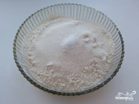 Смешиваем сухие ингредиенты для теста: муку, белый сахар и соль. Можно добавить чайную ложку без горки разрыхлителя для теста. Перемешиваем.