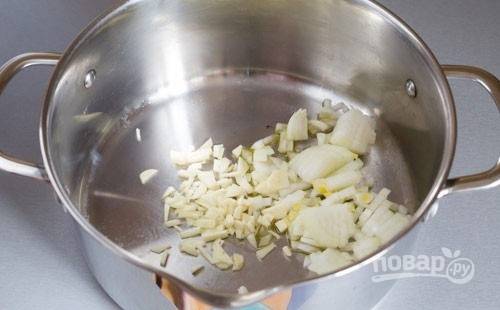 2. Измельчите лук с чесноком и обжарьте на растительном масле до румяности. 