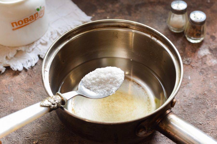 Последний раз слейте воду в кастрюлю. Приготовьте маринад. К воде добавьте сахар, соль, проварите минуту и добавьте уксус.