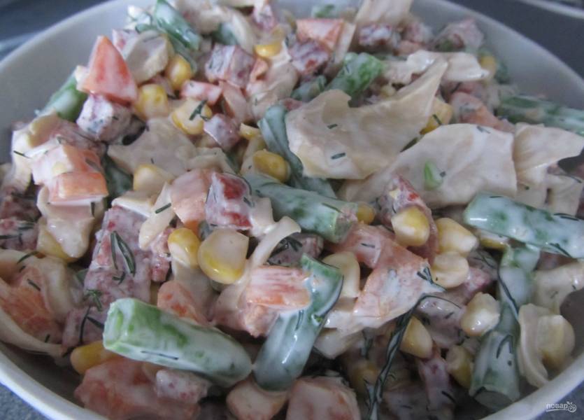 Салат с копчёной колбасой