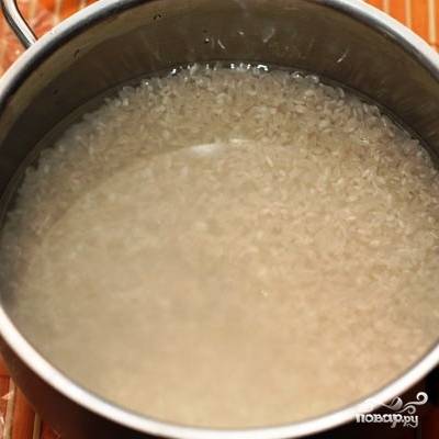 Хитрость номер один - рис необходимо не просто промыть, а промыть и замочить в холодной воде на 10-15 минут.