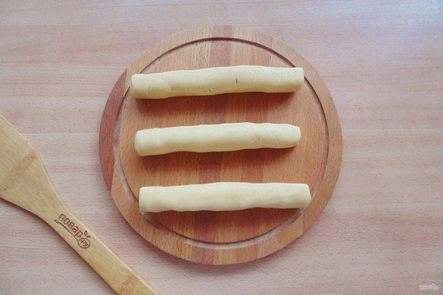 Разделите тесто на три равные части, и скатайте колбаски по 2 сантиметра в диаметре. Отправьте их в холод на 2 часа.