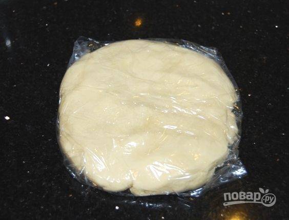 3.	Замесите тесто и сформируйте из него шар, заверните его в пленку и отправьте его в холодильник на 1 час.