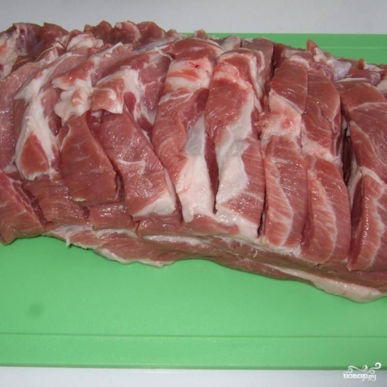 Кусок мяса промываем, делаем в нем надрезы глубиной примерно до середины куска. Солим, перчим.