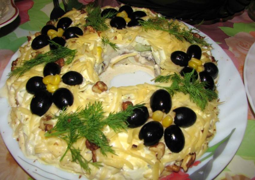 Салат украшаем маслинами, оливками и зеленью. Приятного аппетита!