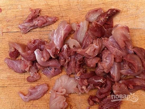 Куриное мясо нарезаем на маленькие кусочки. 