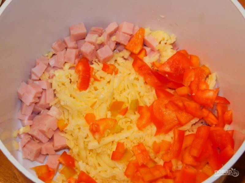 Салат из ветчины, яиц, огурца, сыра и перца