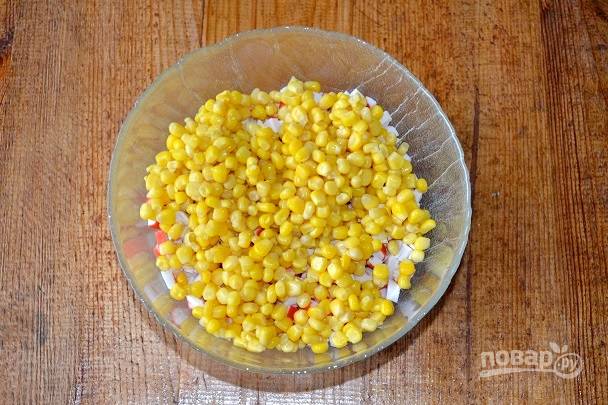 Слейте жидкость с кукурузы и выложите ее в салатник. 