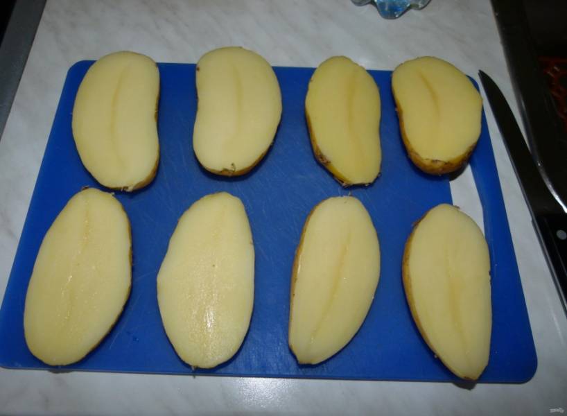 2.	Немного остужаю каждую картофелину, а после разрезаю на 2 части.