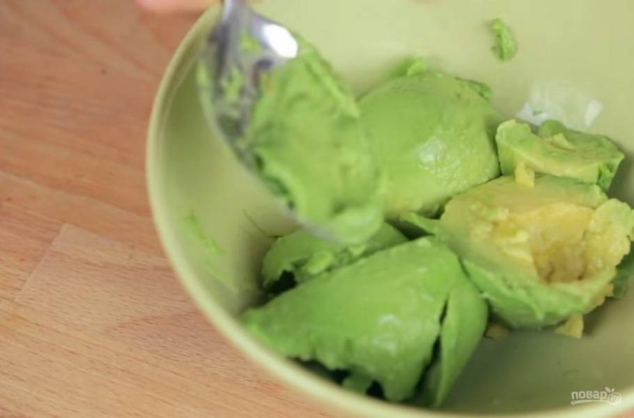 1. Для начала выньте мякоть авокадо с помощью ложки и протрите ее в пюре с помощью вилки или сита. 