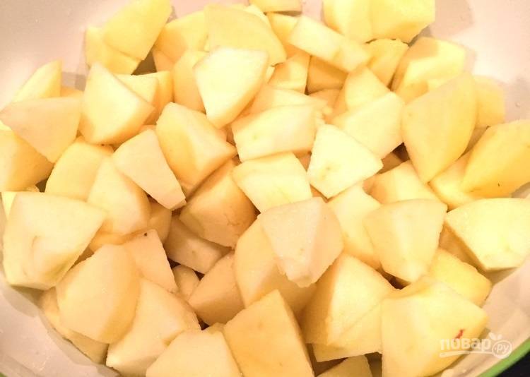 1.	Очистите яблоки от кожуры, нарежьте их кубиками, сбрызните соком лимона, чтобы они не почернели.