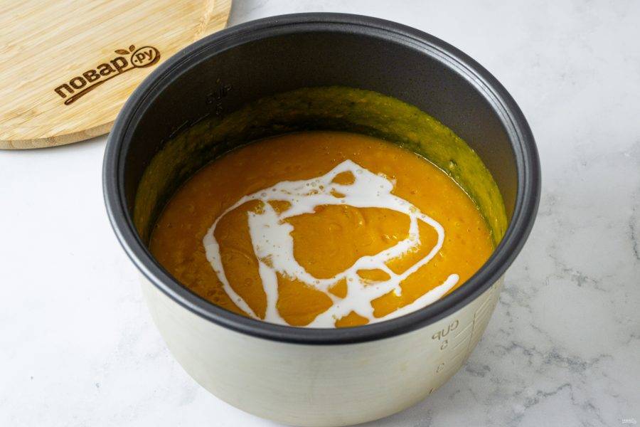 Затем погружным блендером измельчите суп до однородной кремовой консистенции. Влейте сливки, перемешайте и прогрейте еще 4-5 минут. При необходимости добавьте в суп еще соли или специй по вкусу.