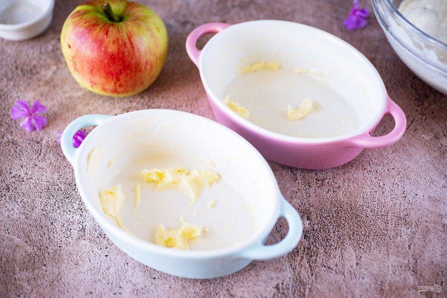 Формы для запекания смажьте кусочком сливочного масла.