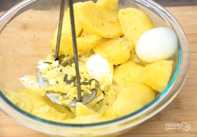 Толкушкой разомните картофель и яйца.