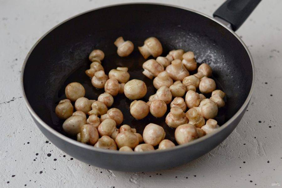 Обжаривайте грибы до румяного цвета на растительном масле в течение 20-25 минут. Первые 15 минут обжаривайте без соли, периодически помешивая. 