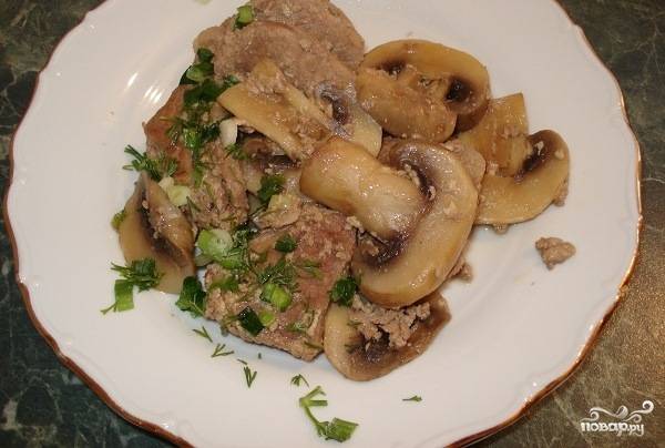 Тушёная свинина с грибами, орехами и фасолью