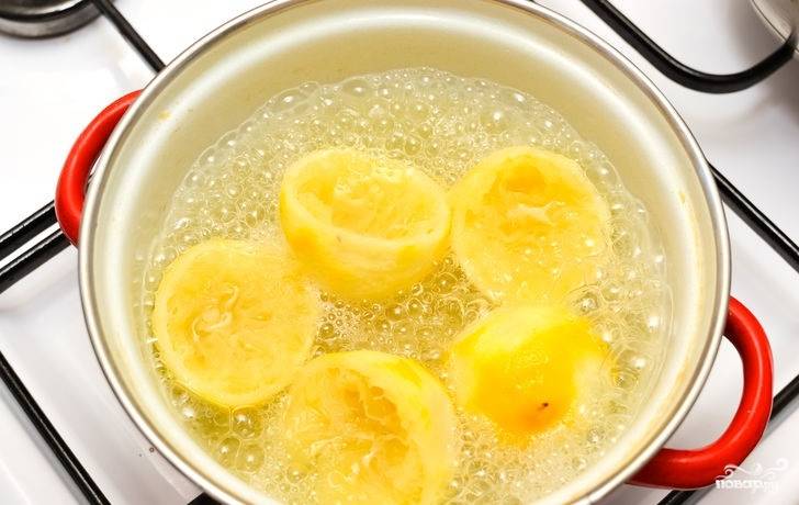 5. Лимоны вымойте, аккуратно снимите цедру и выжмите сок. Кожуру выложите в кастрюлю, залейте небольшим количеством воды и отправьте на огонь. Доведите до кипения и проварите 10-15 минут.