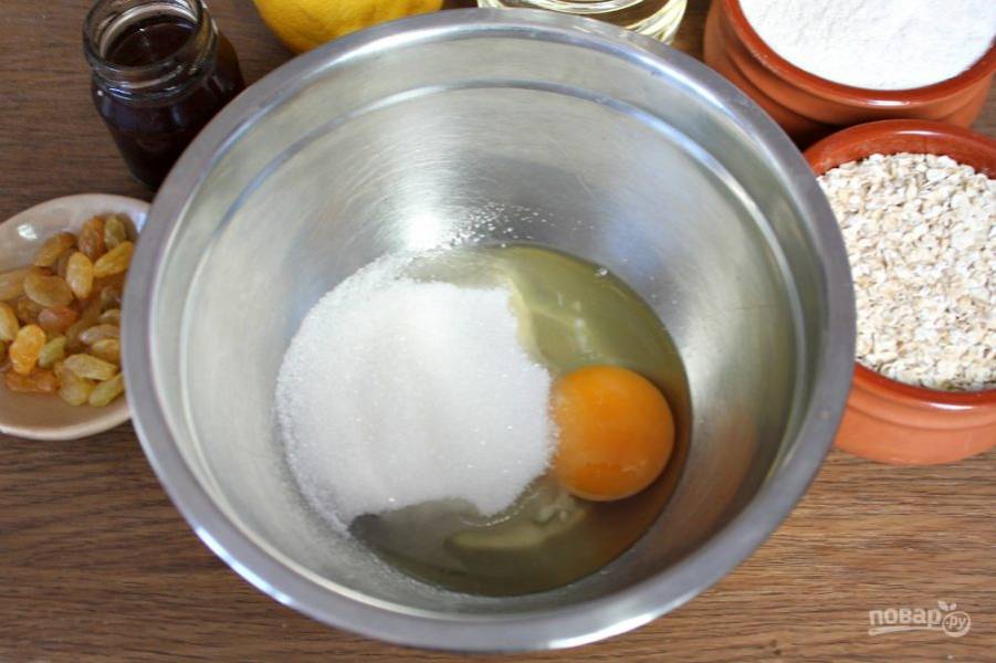 В миску насыпаем соль и сахар, вбиваем яйцо и все перемешиваем венчиком до появления пены. 