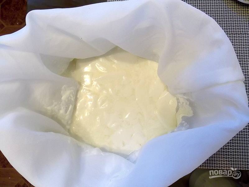 Переложите аккуратно образовавшийся сырный сгусток в форму, застеленную тканью, и дайте постоять 3 часа.