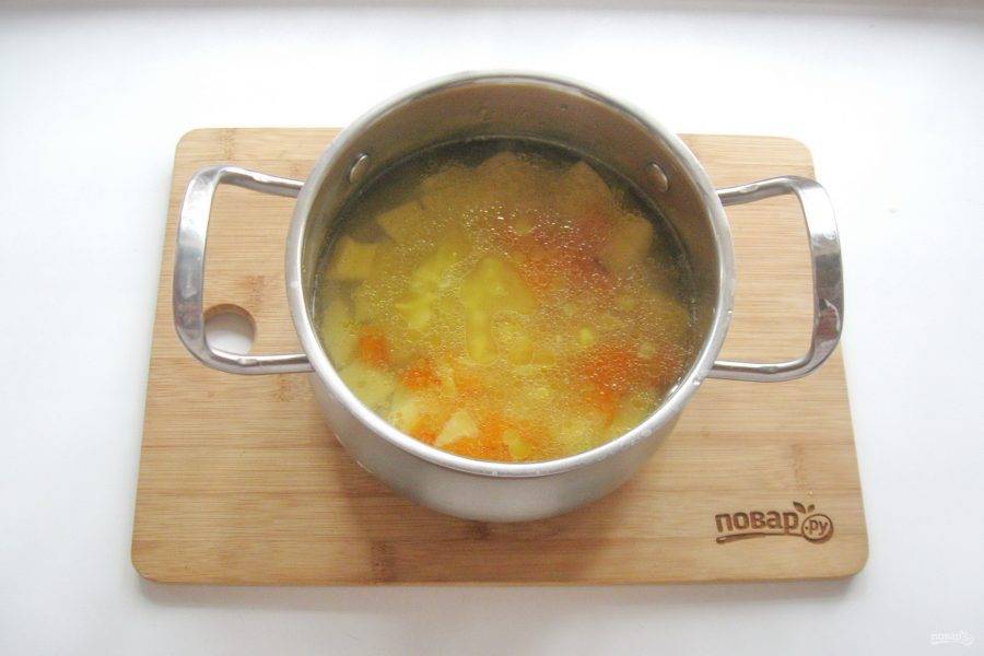 После добавьте лук с морковью в кастрюлю.