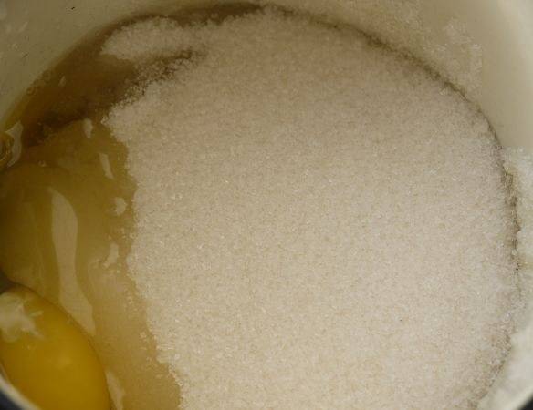 Тщательно взбейте яйца с сахаром.