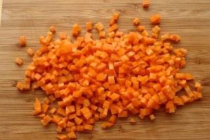 3. Нарезаем лук и морковь. Сразу мы выкладываем курицу жариться на сковороду, а в середине жарки отправляем лук и морковь.