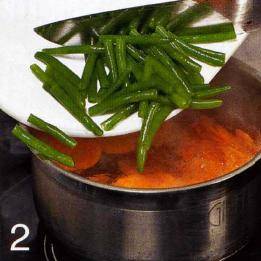 Положить морковь в кипящую воду,
варить 2 мин. Добавить фасоль.
Через 2 мин. Отбросить овощи на дуршлаг
и обдать холодной водой. Смешать
в миске морковь, фасоль и шпинат.