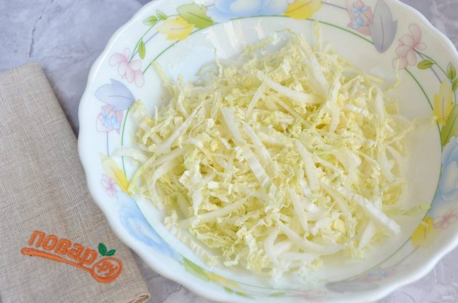 3. Нашинкуйте тонко капусту.