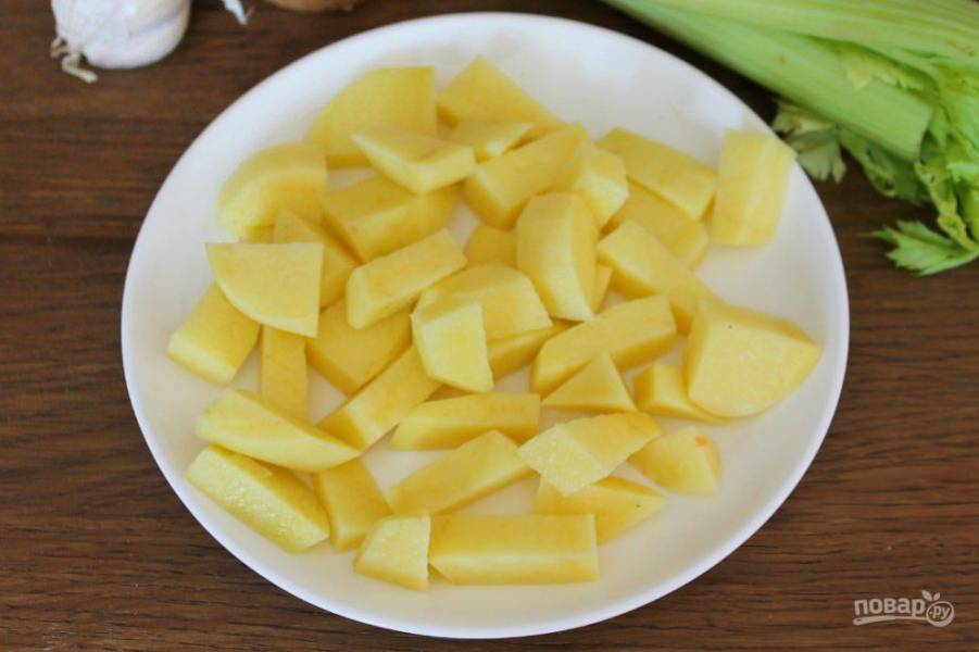 Картофель режем немного крупнее и высыпаем в кастрюлю к остальным овощам. Готовим на малом огне 10-15 минут.